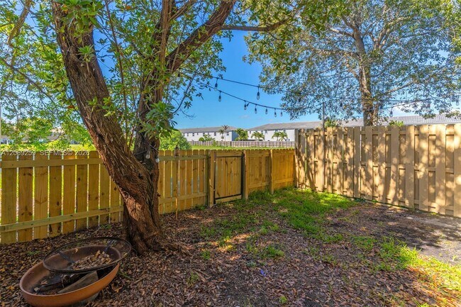 Building Photo - 2583 SE 13th Ct