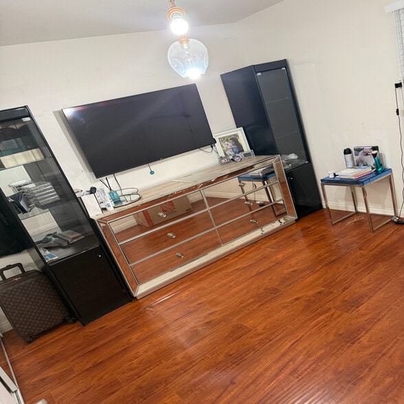 Building Photo - 11068 Plainview Ave