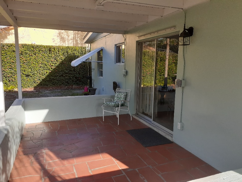 Building Photo - 117 SE Solaz Ave