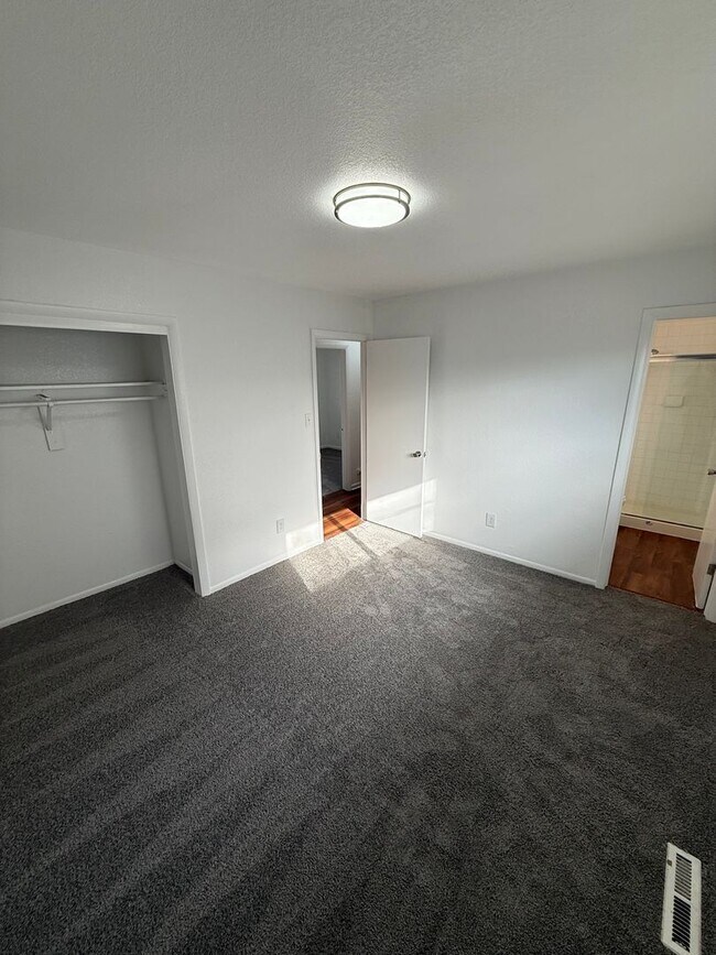 Building Photo - Lansing27