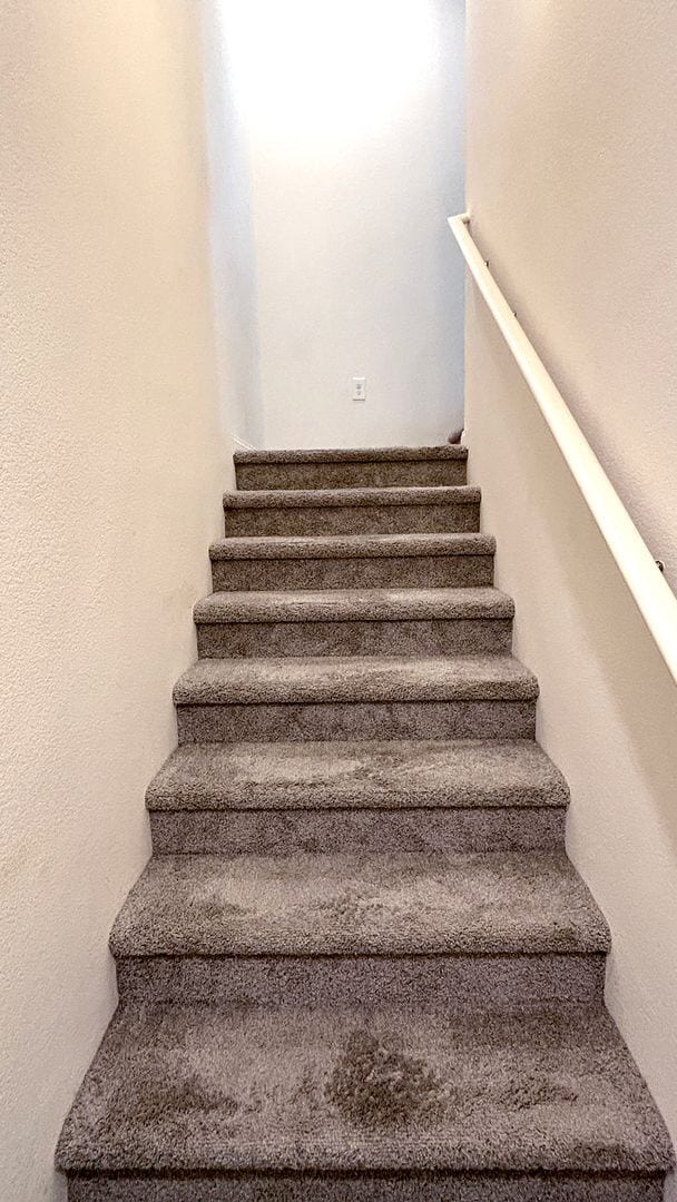 Building Photo - Wonderful 3 Bedroom townhouse with a 1 car garage - 3 levels located in North Las Vegas