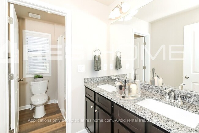 Building Photo - 372 Phaeton Ln