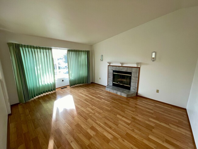 Building Photo - Charming North Tacoma Home Minutes from Po...