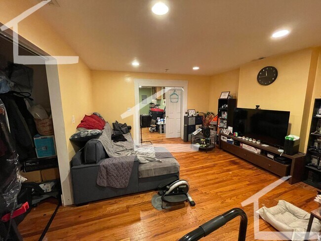 Primary Photo - 293 Main St