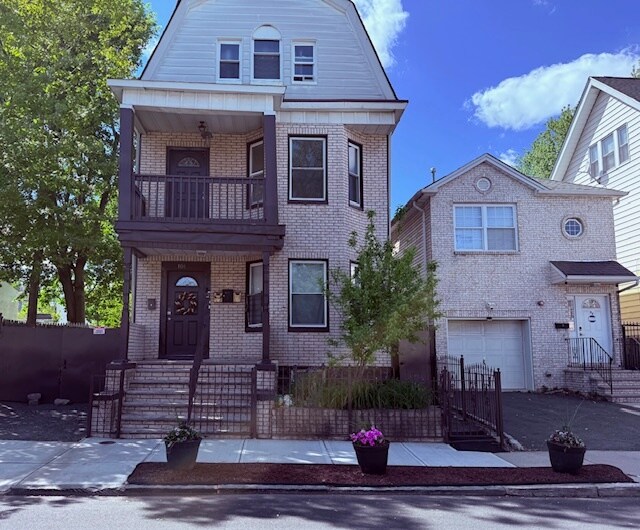 Front of the House/Balcony - 101 Bedford St