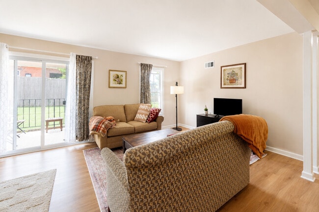 Building Photo - 530 Shorely Dr