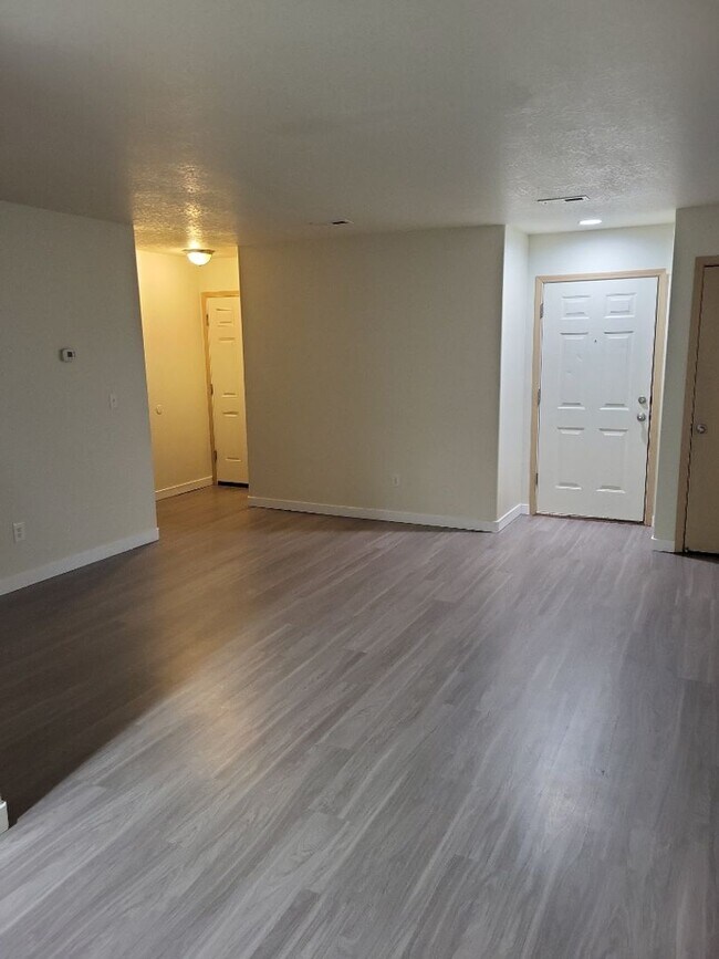 Building Photo - Camas Townhome with Beautiful Grey Laminate Flooring and Attached Garage