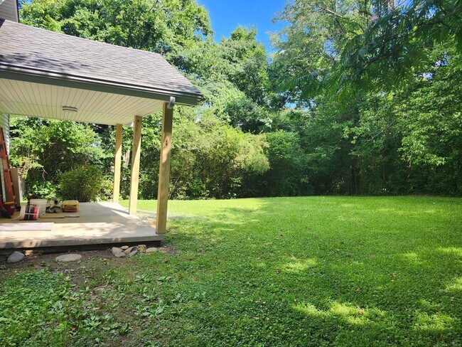 Building Photo - 2 bedroom 1 bath fully updated home in Eas...