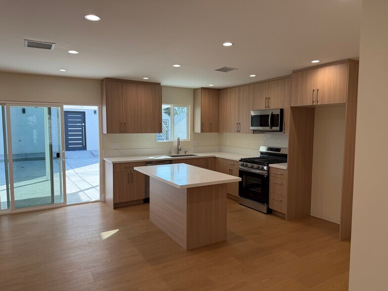 Building Photo - 11575 Garrick Ave