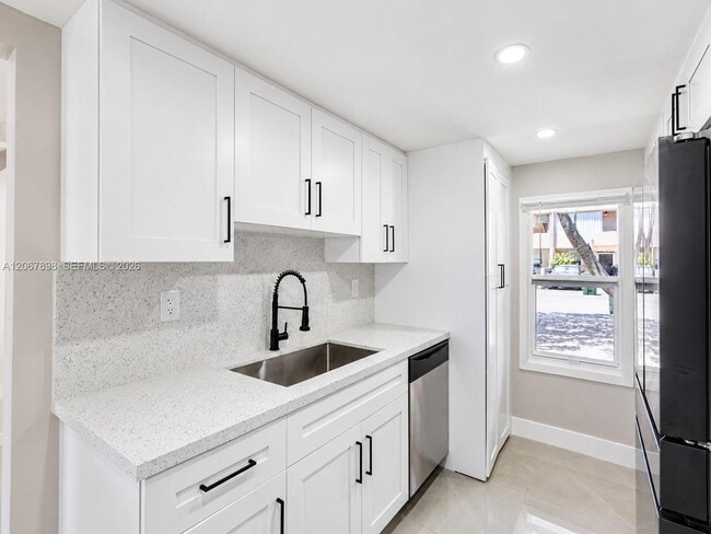 Building Photo - 14124 SW Kendale Lakes Cir