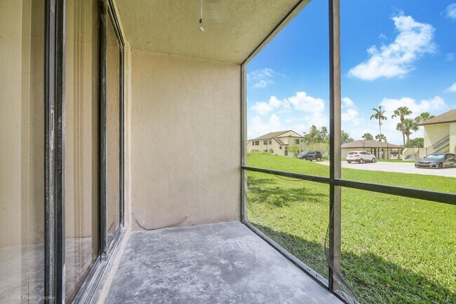 Building Photo - Spacious 1 bed 1 bath condo in Pembroke Pi...
