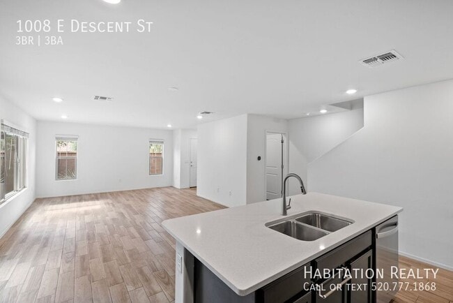 Building Photo - 1008 E Descent St