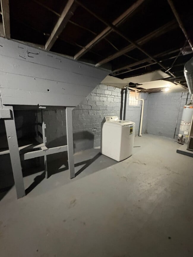 Building Photo - Charming 4-bedroom, 1-bathroom home located in the vibrant city of Cleveland