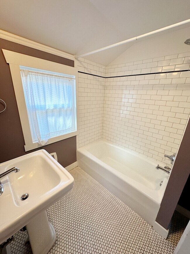 Building Photo - Stunning 3 Bedroom with Fully Fenced Yard ...