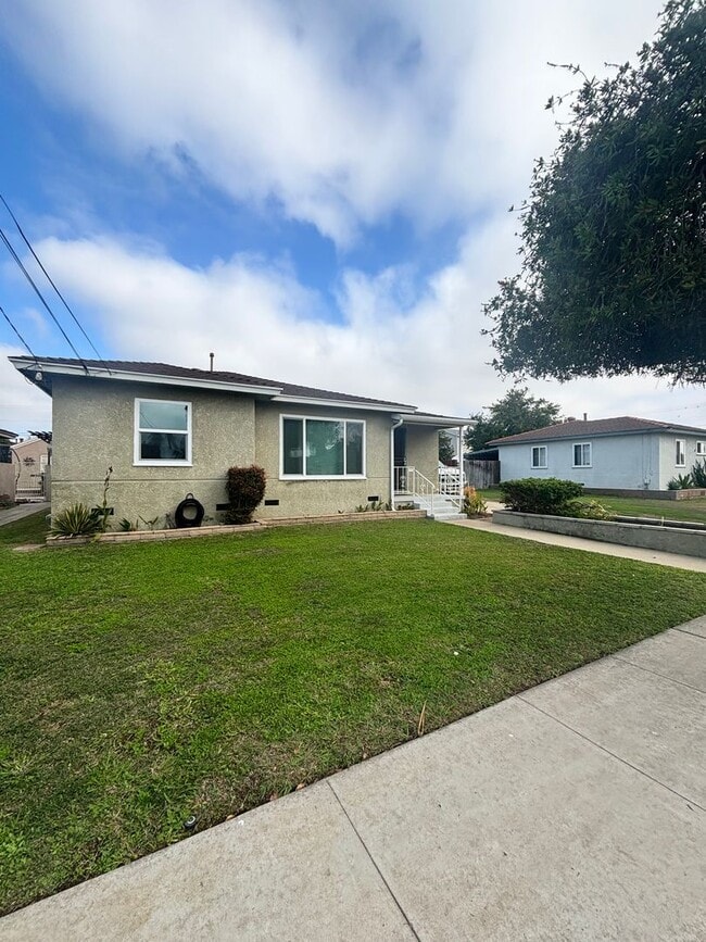 Building Photo - Spacious 3BR 1BA on 5th & I St! Large house w/ yard & 2 car garage!