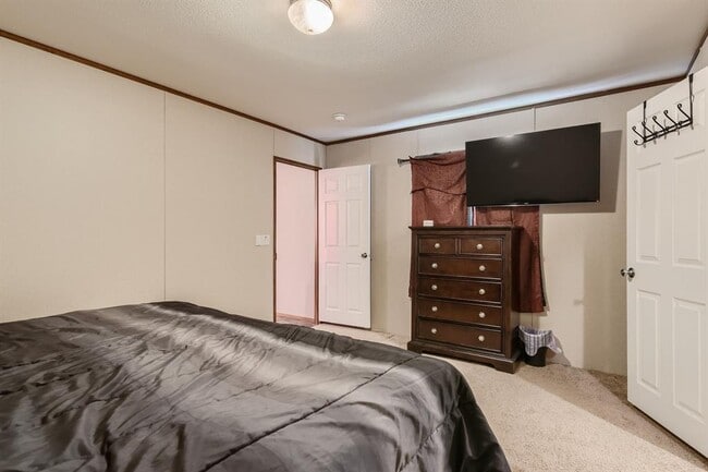 Building Photo - 517 Crossroads Dr