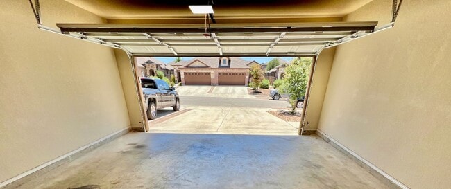 Building Photo - Move In Ready Duplex