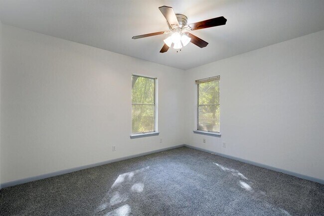 Building Photo - 4704 S Forest Dr