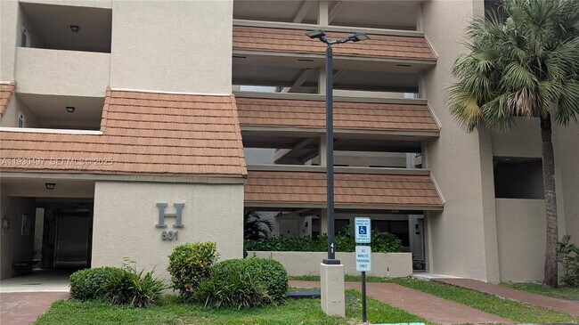 Building Photo - 601 Ives Dairy Rd