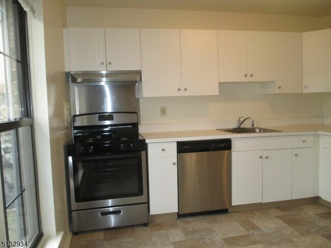 Building Photo - 181 Long Hill Rd