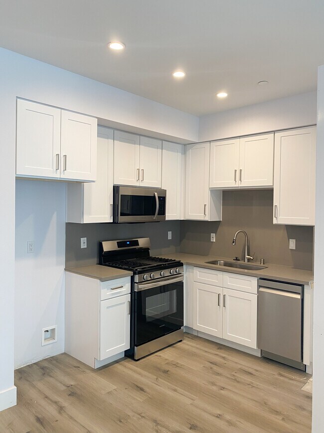 Building Photo - Tujunga 55