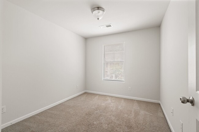 Building Photo - 3 Bedroom Townhome in Jonesboro!