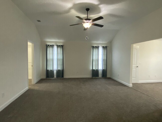 Building Photo - Home For Rent