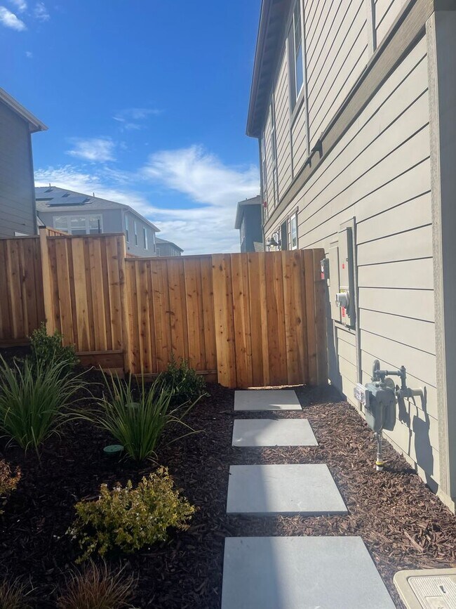 Building Photo - Newer home in Dunes Community