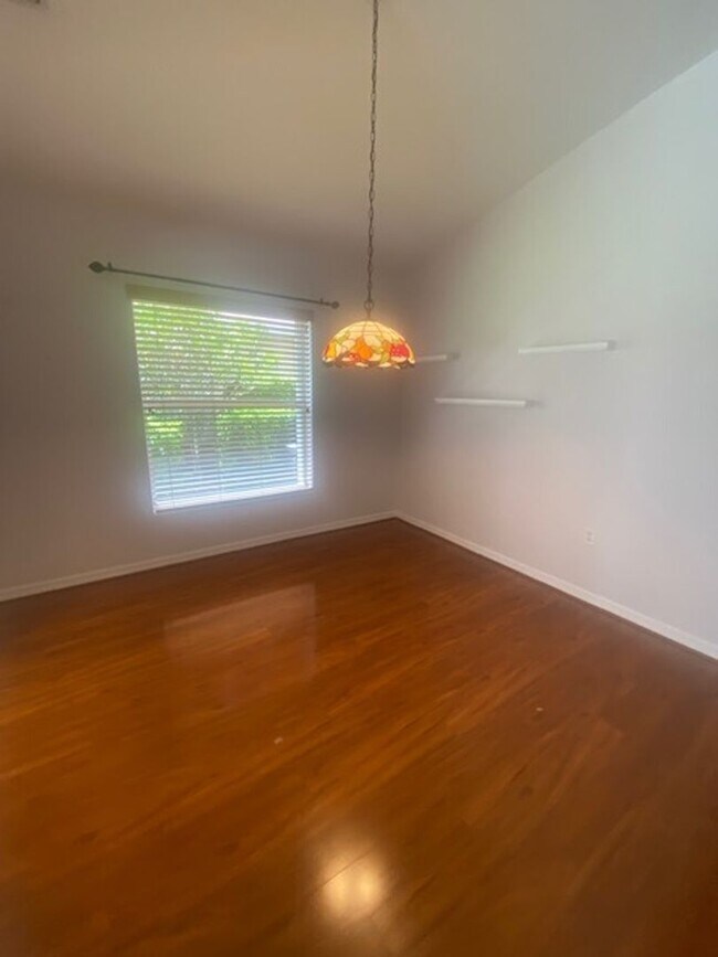 Building Photo - 3 bedroom 2 bath pool home in Colonial Cou...