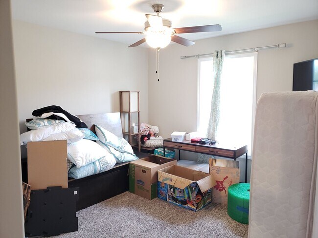 Building Photo - Near Exit 1! Close to I-24! HUGE Kitchen I...