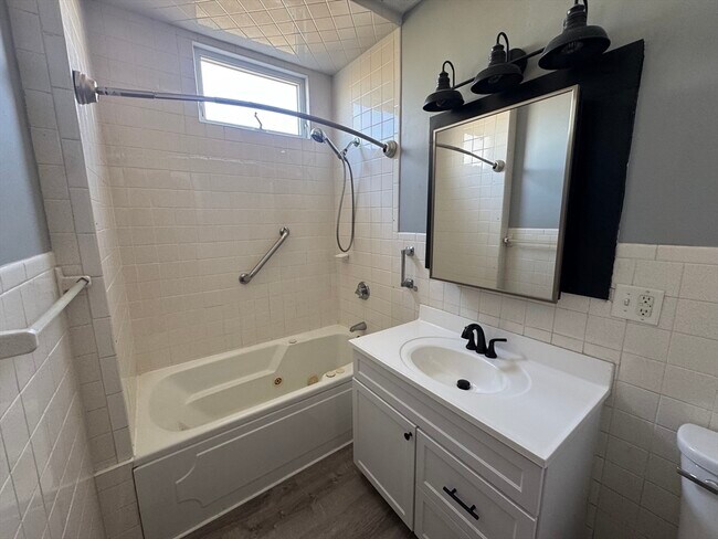 Building Photo - 15 Clara St