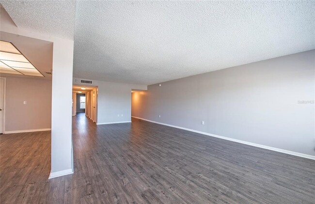 Building Photo - 225 Country Club Dr