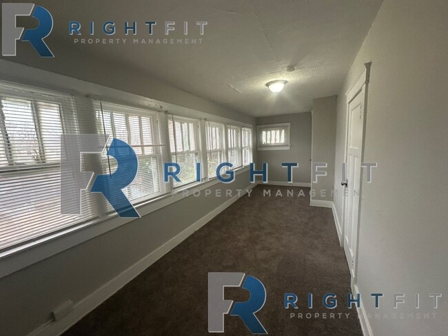 Building Photo - Newly Renovated Home in Dayton!