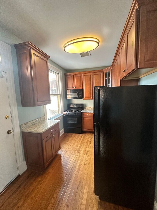 Building Photo - 809-809-809-802 King St