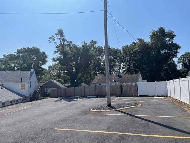 Building Photo - Hyannis 1 bedroom
