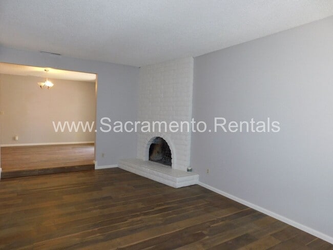 Building Photo - Updated 2bd/1ba Foothill Farms Duplex with 1 Car Garage