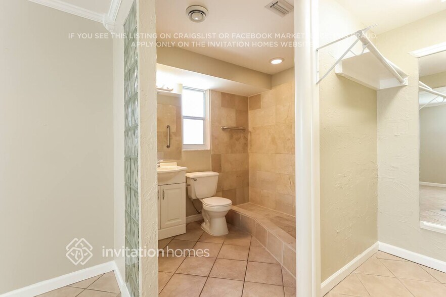 Building Photo - 4947 Live Oak Dr