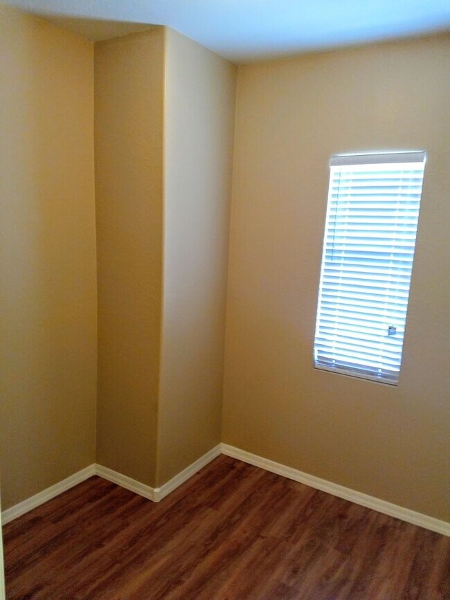 Building Photo - HUGE 5 bedroom, 3 bathroom in Glendale
