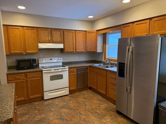 Building Photo - Reilly duplex