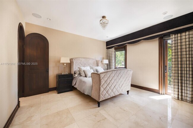 Building Photo - 6016 Leonardo St