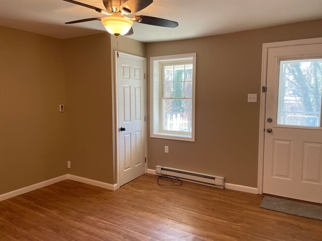 Building Photo - Newly Updated 4 Bedroom 1 Bathroom Townhom...