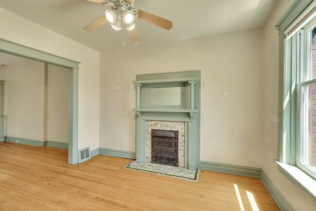 Building Photo - $2,395 - 2 Bed, 2 Bath Townhome in Great D...