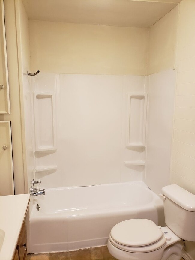 Building Photo - Mid April Move In