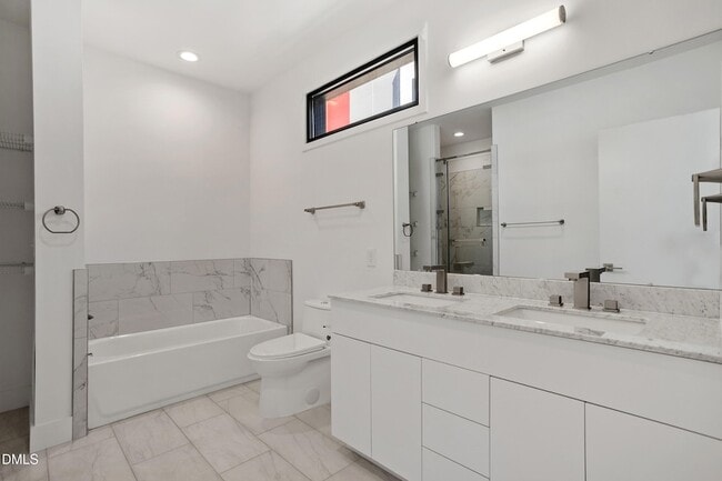 Building Photo - 2017 Jade St