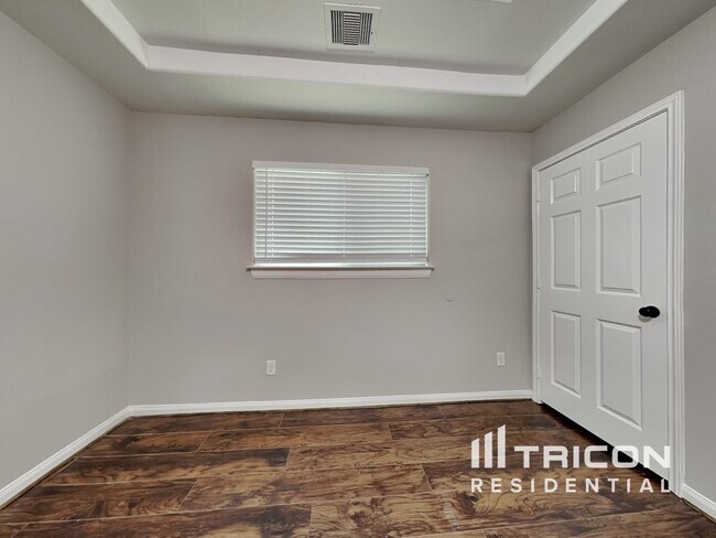 Building Photo - 10774 Royal York Dr