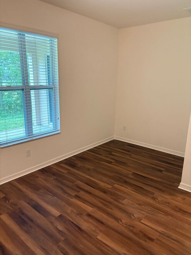 Building Photo - IMMEDIATE OCCUPANCY !!! LARGE// 5 Bedroom ...