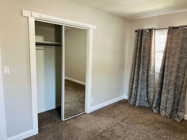 Building Photo - 4+ bedroom, 2 bath with Hot Tub, Fenced Yard and Garage