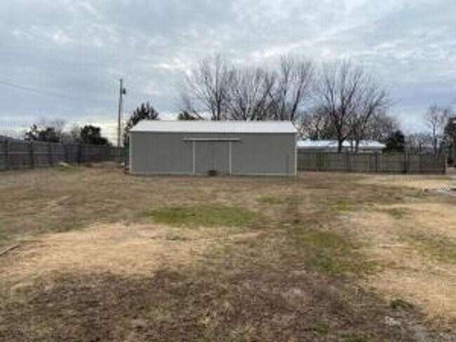 Building Photo - Single-Family Home in Hollister