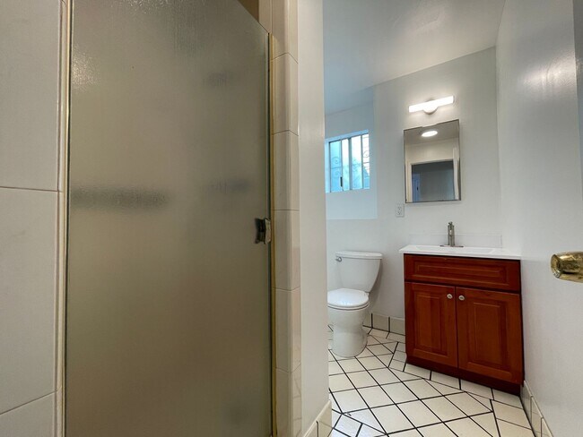 Building Photo - 926