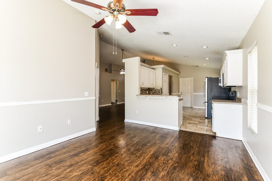 Building Photo - 1129 Pinedale Dr
